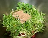 簡単5分！トマトとアボカドの豆苗サラダ作り方4写真