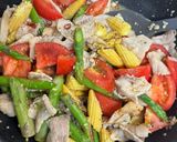 豚バラとトマトのコク旨ニンニクバジル炒め作り方7写真