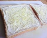 ☀朝食に簡単!マヨ＆粉チーズトースト作り方1写真