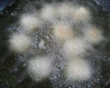 簡単！鶏ひき肉とレンコンのコロコロ揚げ♪作り方4写真