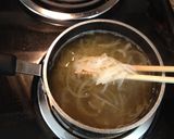超低カロリー♪玉ねぎとわかめのスープ作り方3写真