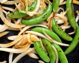 鶏肉とスナップえんどうのケチャップ炒め作り方4写真