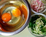 おせちリメイク　ナルトと三つ葉の玉子焼き作り方1写真