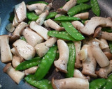 簡単☆絹さやとエリンギのにんにく塩麹炒め作り方4写真