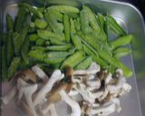 絹さやときのこのバター炒め作り方1写真
