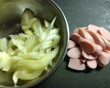 ☆セロリとソーセージのちょいピリサラダ☆作り方1写真