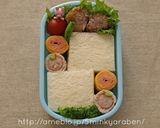【キャラ弁】魚肉ソーセージのバラ弁当作り方1写真