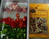 家庭で簡単♪鶏肉とナッツの炒めもの作り方1写真