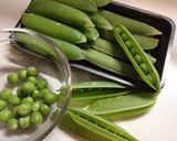 サヤも利用☆グリーンピース豆ごはん作り方1写真