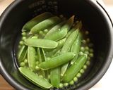 サヤも利用☆グリーンピース豆ごはん作り方3写真