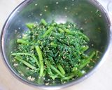 計量簡単！色鮮やか☆春菊の胡麻和え作り方3写真