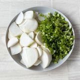 春を楽しむ！かぶのわさび和風サラダ作り方1写真