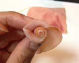 キャラ弁デコ弁ハムでバラのデコレーション作り方5写真