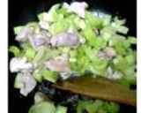 セロリと鶏肉の炒め物作り方3写真