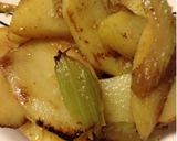 セロリとじゃがいものバター塩麹炒め作り方3写真