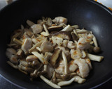 やみつき♪きのこと鶏肉トマデミソース炒め作り方6写真