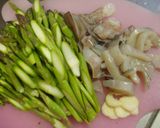 アスパラとイカの塩麹炒め作り方1写真