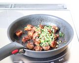 サッと美味しい【豚カシラの醤油麹炒め】作り方3写真