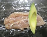 ☆塩麹で絶品☆ささみでクリチー彩巻き作り方11写真