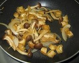 簡単！油揚げとシメジの炒め物作り方1写真
