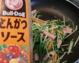 ソーセージ＋水菜＋人参のソースがらめ作り方3写真