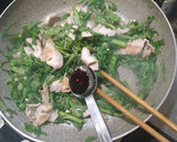 簡単　春菊と豚こま肉のゴマ油醤油炒め作り方5写真