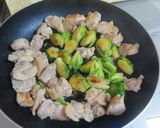 鶏もも肉と芽キャベツの塩麹炒め作り方4写真