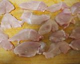 チーズ風味のチキンカツ～バジルソースで～作り方1写真