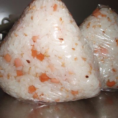 the monsters ぷにぷにチャーム　ソーセージ　おにぎり ソーセージおにぎり by みつばちラップ 【クックパッド】 簡単