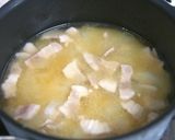 豚肉と玉葱、揚げ玉の味噌汁作り方2写真