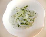 ★イカそうめんとキュウリの卵黄のせ★作り方1写真
