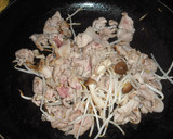 温玉のせ♪豚肉ときのこのオイスター炒め作り方3写真