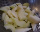 鶏とセロリのオイマヨ炒め作り方1写真