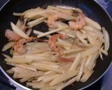 塩麹漬けの海老とジャガイモ+茗荷のソテー作り方3写真