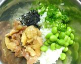 焼き鳥（缶詰）・梅・枝豆の混ぜご飯作り方2写真