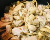 鶏肉とキノコ／マイタケの香草炒め作り方1写真