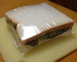 ラップで巻き巻き！卵＆ハムカツサンド作り方4写真