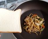 残り焼きそばアレンジ✳焼きそばトースト作り方3写真