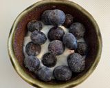 無糖ヨーグルトで作るフローズンベリー蜂蜜がけ🫐作り方2写真