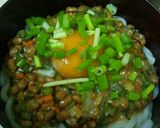 ニラたっぷり醤油だれで【納豆うどん】作り方3写真