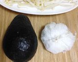 簡単☆もやしとアボカドでニンニク醤油炒め作り方1写真