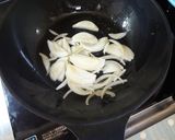 梅醤油麹で酸っぱ甘味噌ゴーヤのそぼろ炒め作り方4写真