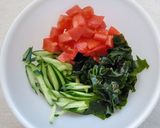 夏野菜とタップリわかめの栄養満点サラダ作り方3写真
