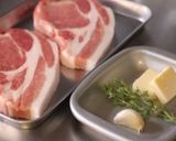 豚肩ロース肉のポートワインソース。作り方1写真