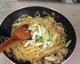 フライパンひとつ！ねぎ塩豚の温玉パスタ作り方5写真