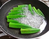 オクラと豚のピリ辛五香粉炒め作り方1写真