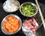 簡単☆根菜と豚バラ肉のコク旨スープ作り方1写真