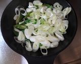 梅醤油麹deオクラと葱のエスニック炒め作り方2写真
