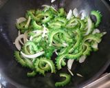 梅醤油麹で酸っぱ甘味噌ゴーヤのそぼろ炒め作り方5写真