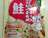 唐揚げ入り鮭わかめおにぎり❤握るコツ付き作り方1写真
